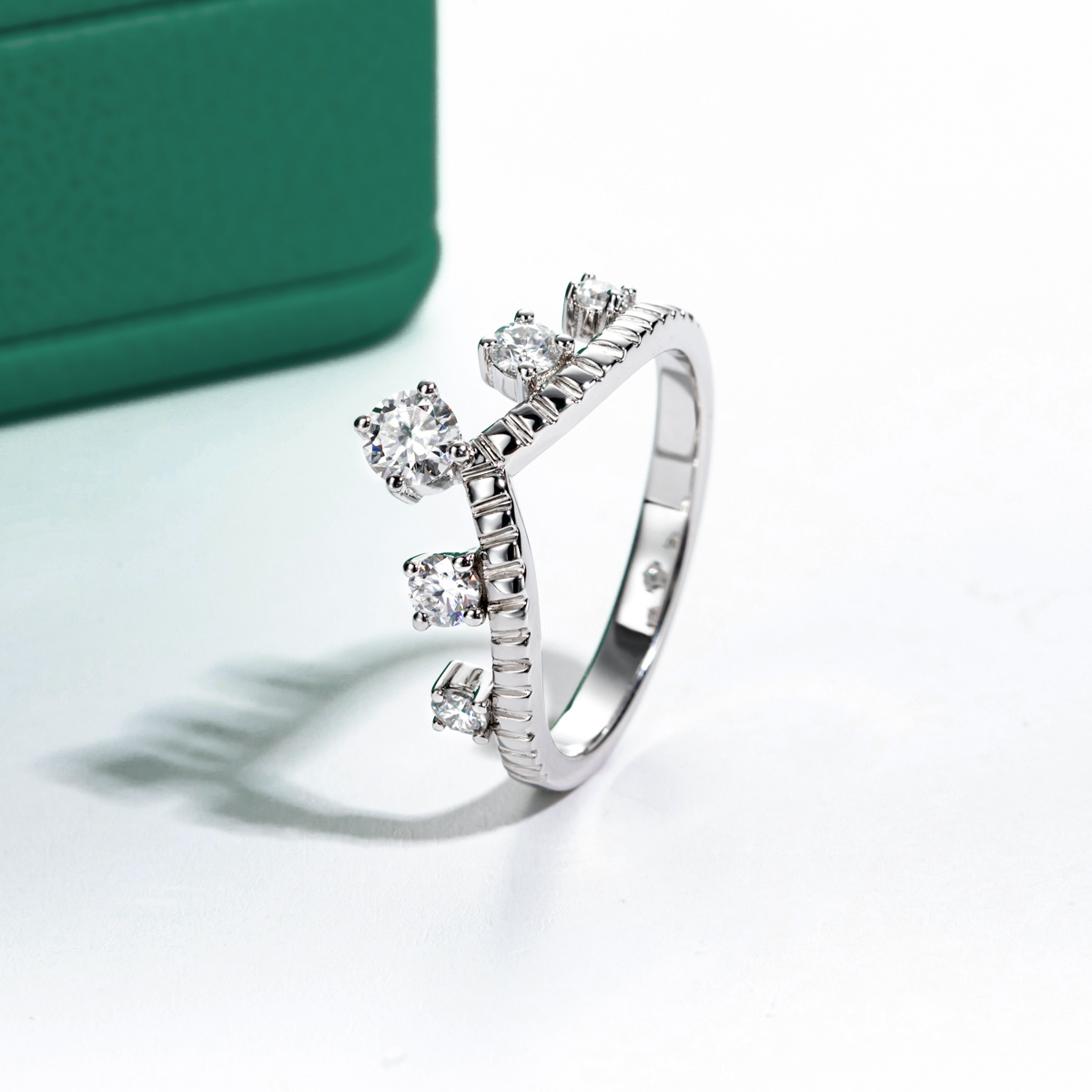 Meia Aliança em Ouro 18k com Moissanite Central e Laterais - 11 - Meia Aliança