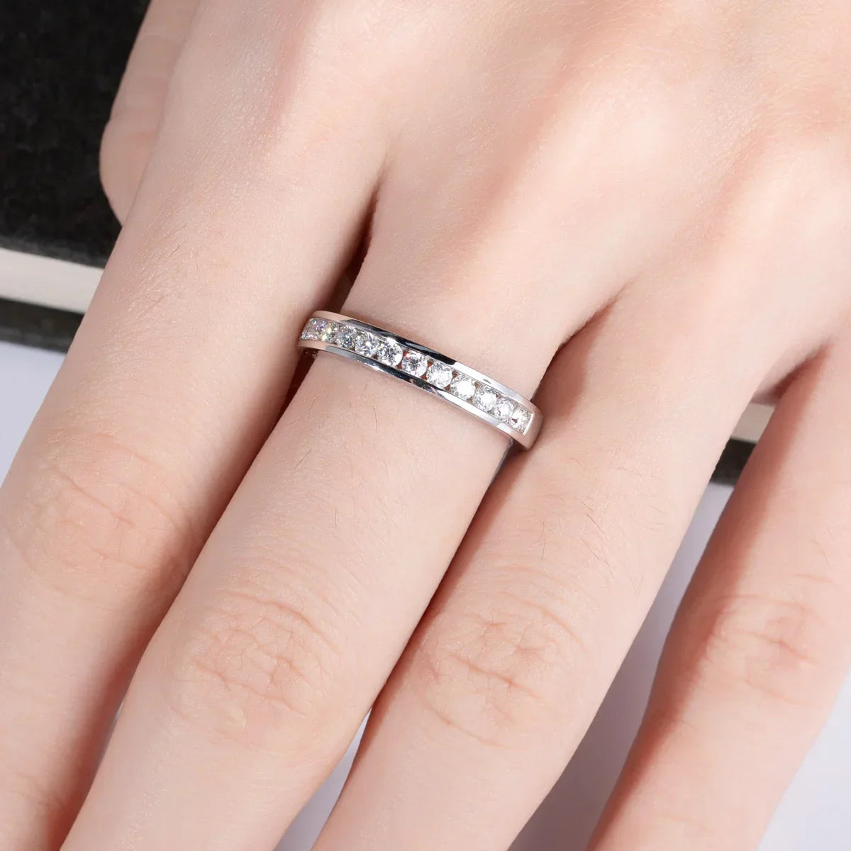 Meia Aliança em Ouro Branco 18k com Moissanites Brilhantes - Meia Aliança