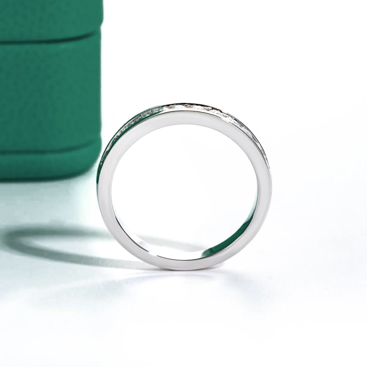Meia Aliança em Ouro Branco 18k com Moissanites Brilhantes - Meia Aliança