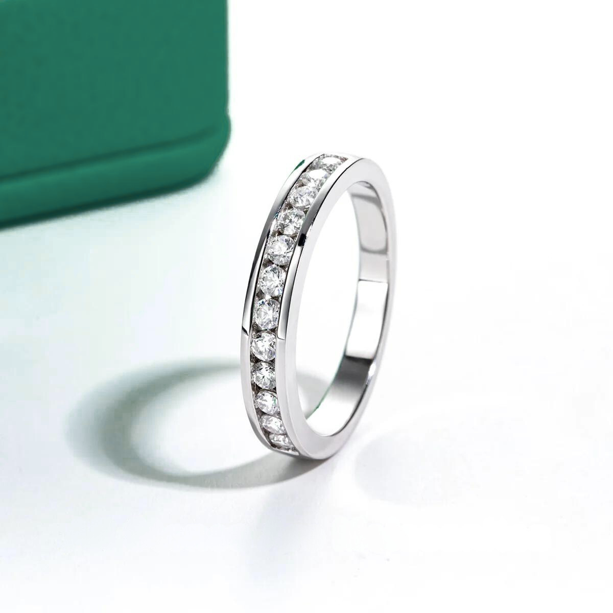 Meia Aliança em Ouro Branco 18k com Moissanites Brilhantes - Meia Aliança