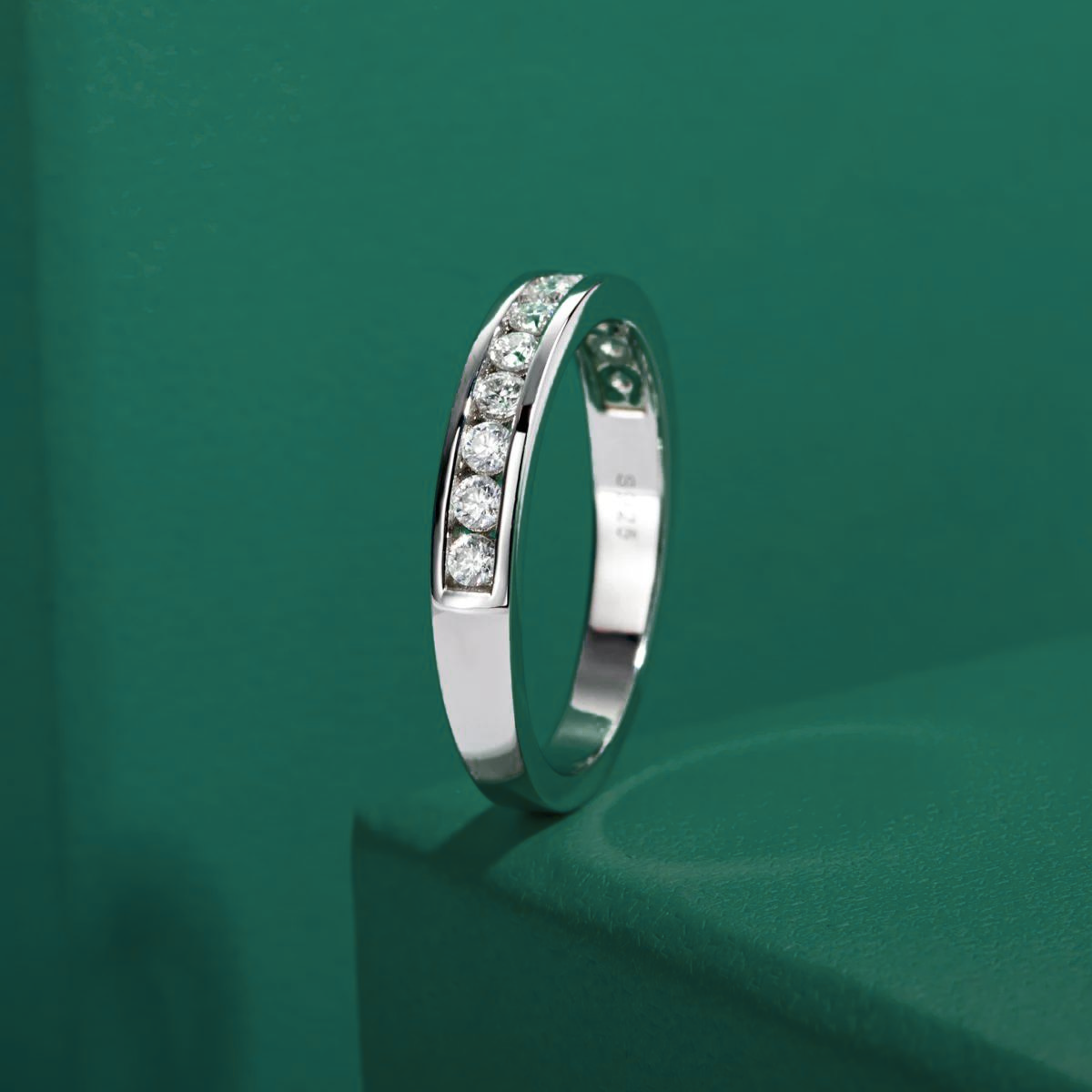 Meia Aliança em Ouro Branco 18k com Moissanites Brilhantes - Meia Aliança