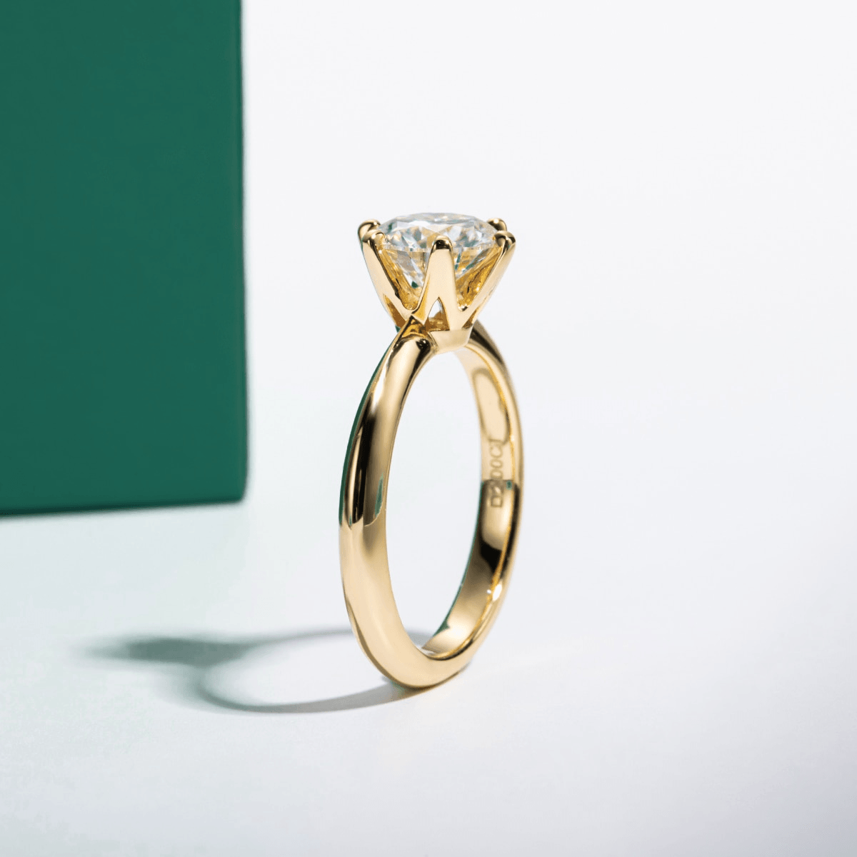 Anel Solitário Gold Moissanite - Yuna Joias