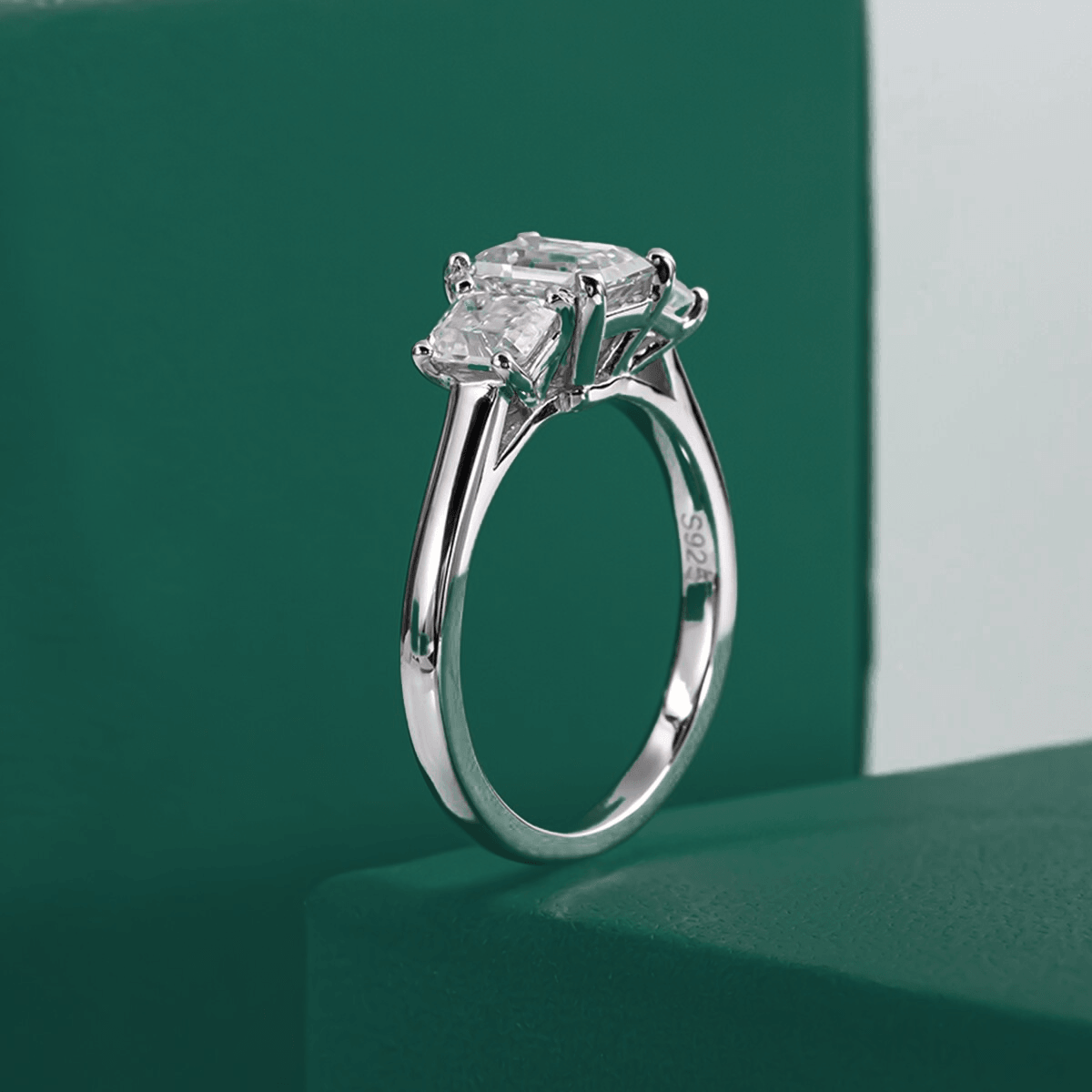 Anel Trilogy Esmeralda Slim Moissanite - Yuna Joias