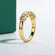Meia Aliança em Ouro Amarelo 18k com Moissanites - Yuna Joias