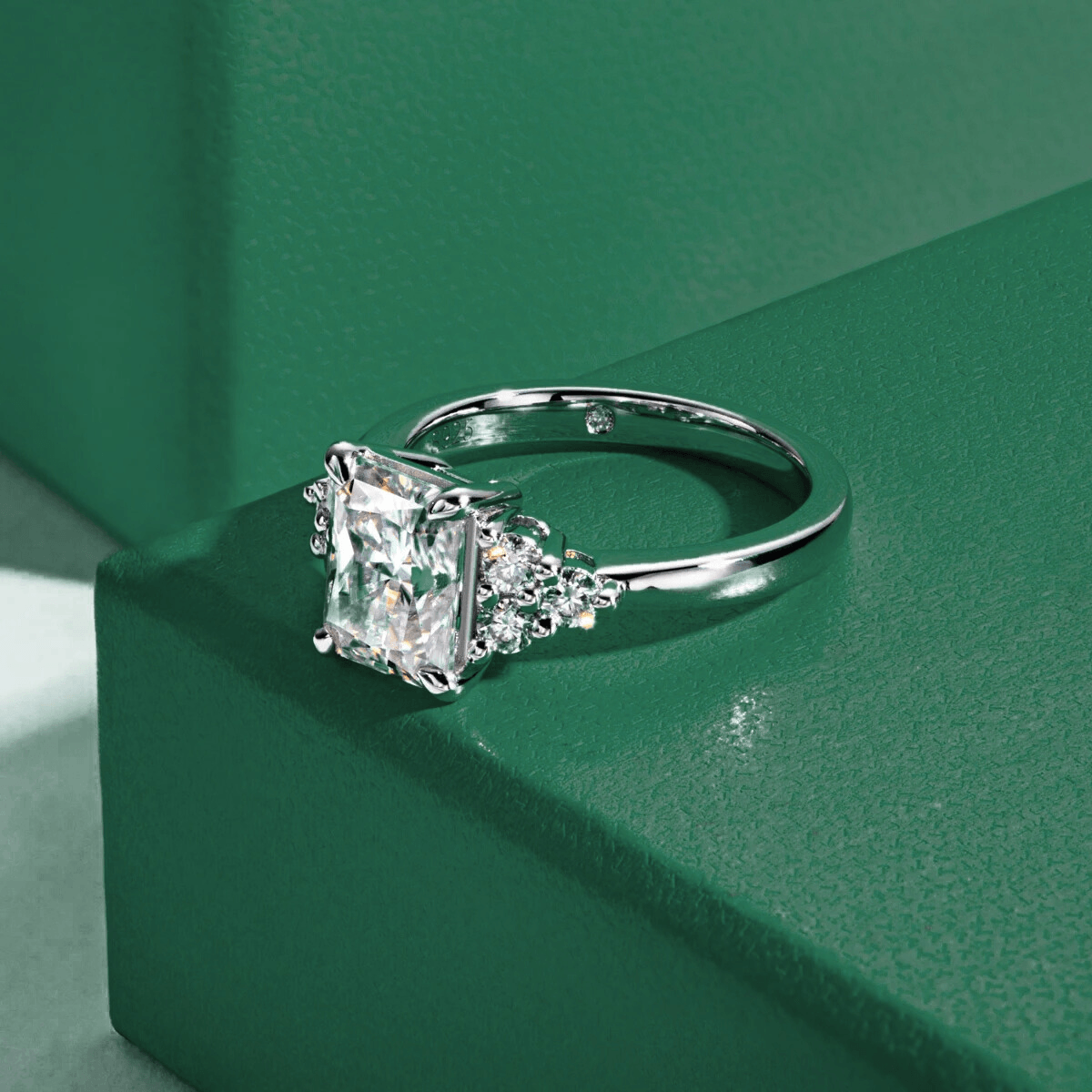 Anel Luxury Radiante Moissanite - Yuna Joias