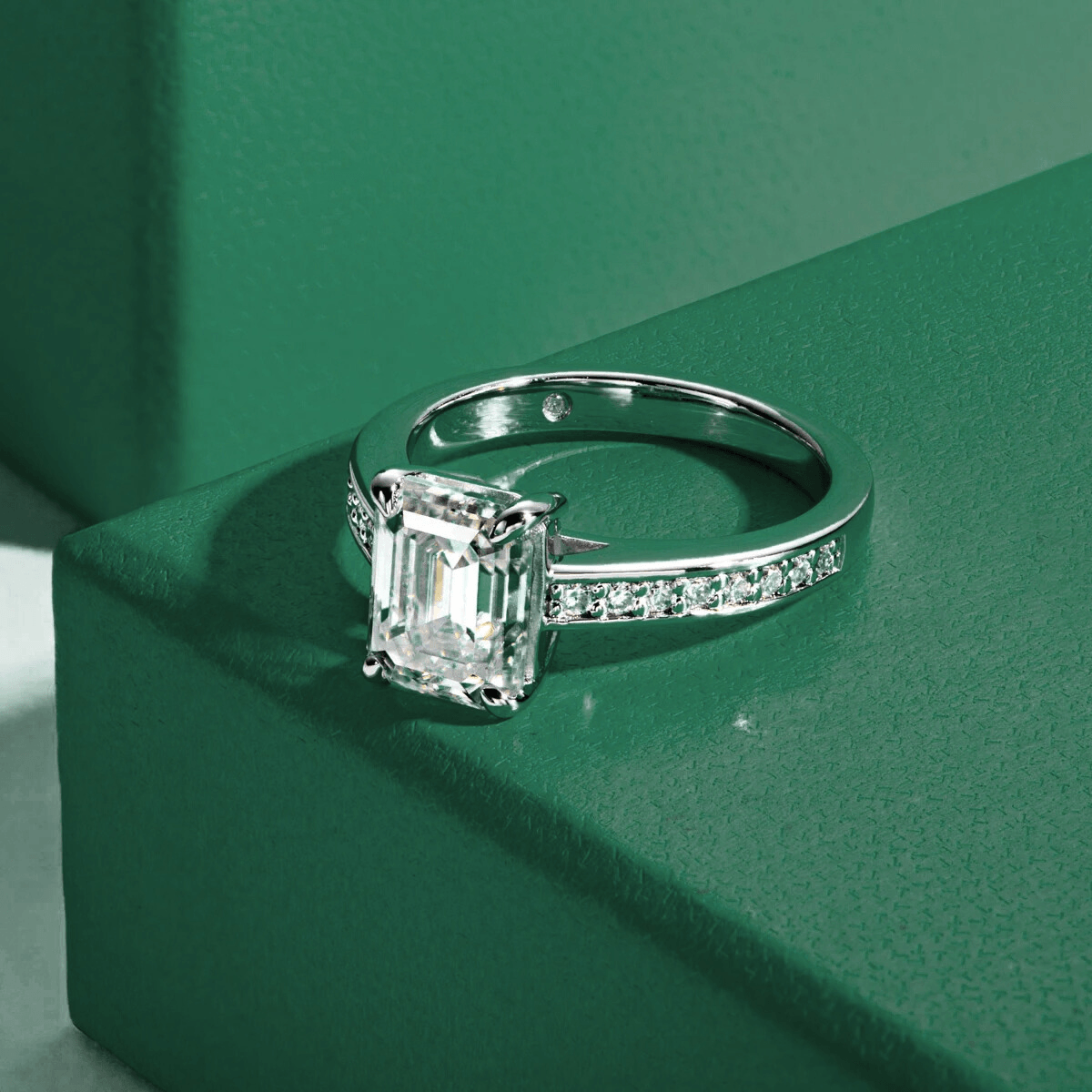 Anel Aura Esmeralda Moissanite - Yuna Joias