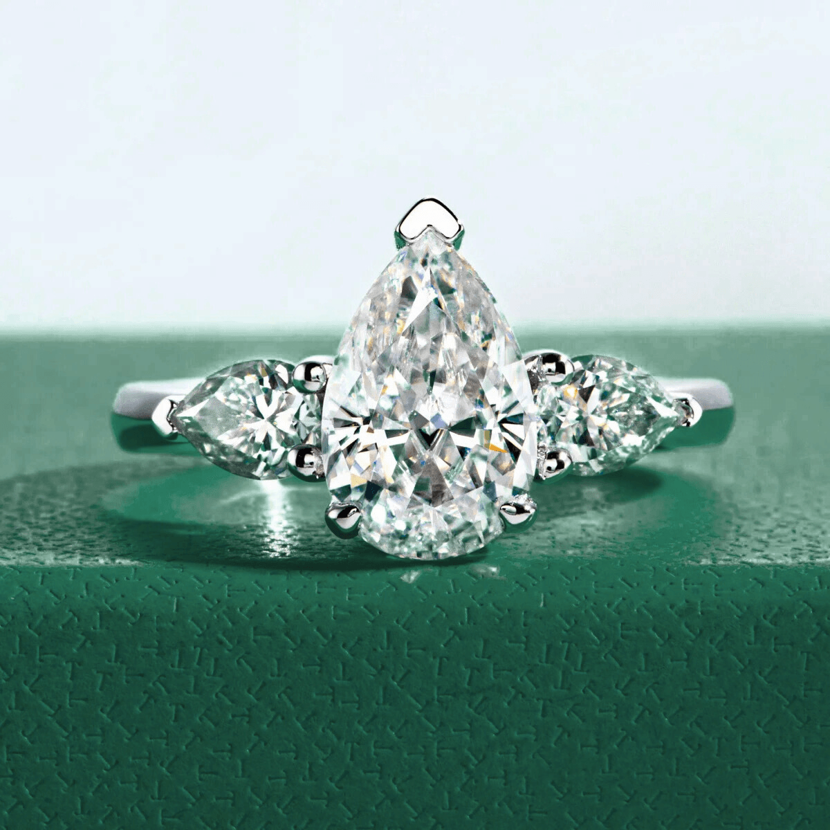 Anel Trilogy Pear Moissanite - Yuna Joias