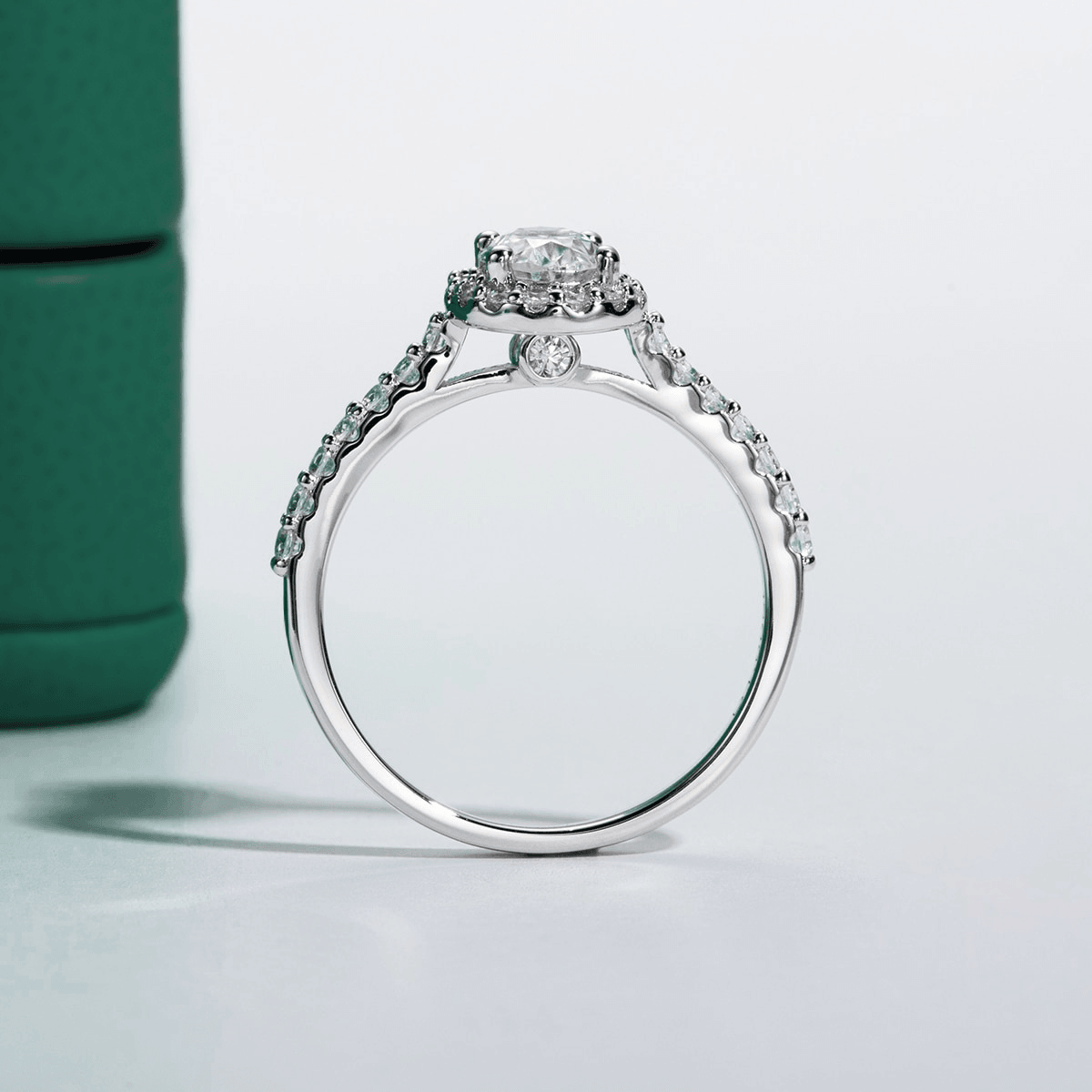 Anel Oval Halo Moissanite - Yuna Joias