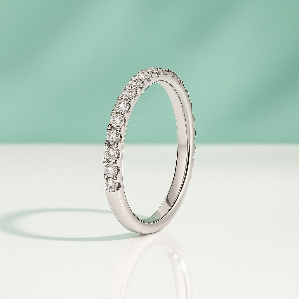 Meia Aliança em Ouro Branco 18k com Moissanites Delicados - Yuna Joias