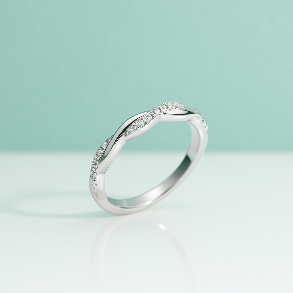 Meia Aliança Entrelaçada com Moissanites em Prata 925 com Ouro Branco 18k - Yuna Joias