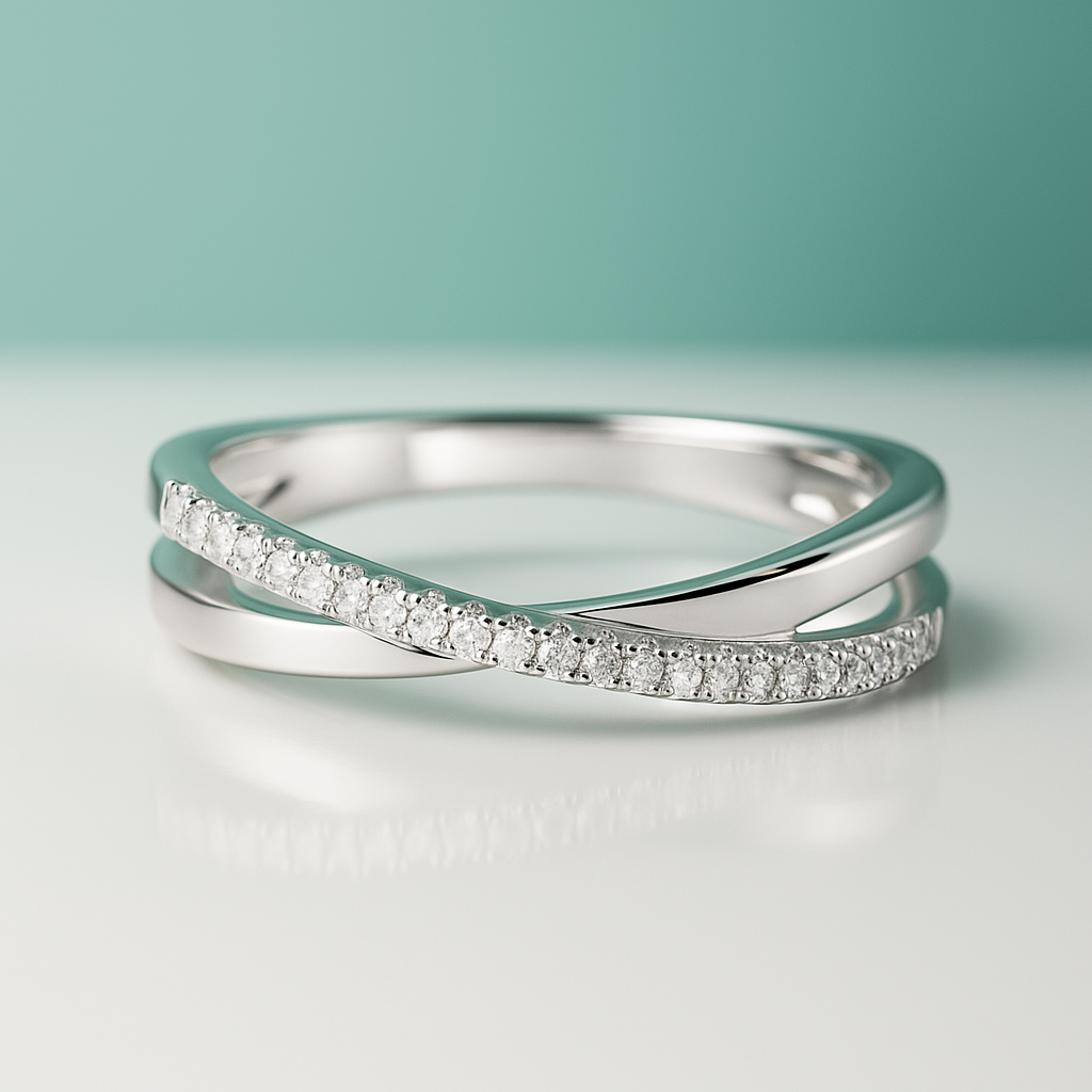 Anel Meia Aliança Aros Entrelaçados com Moissanite e Banho de Ouro 18k em Prata 925 - Yuna Joias