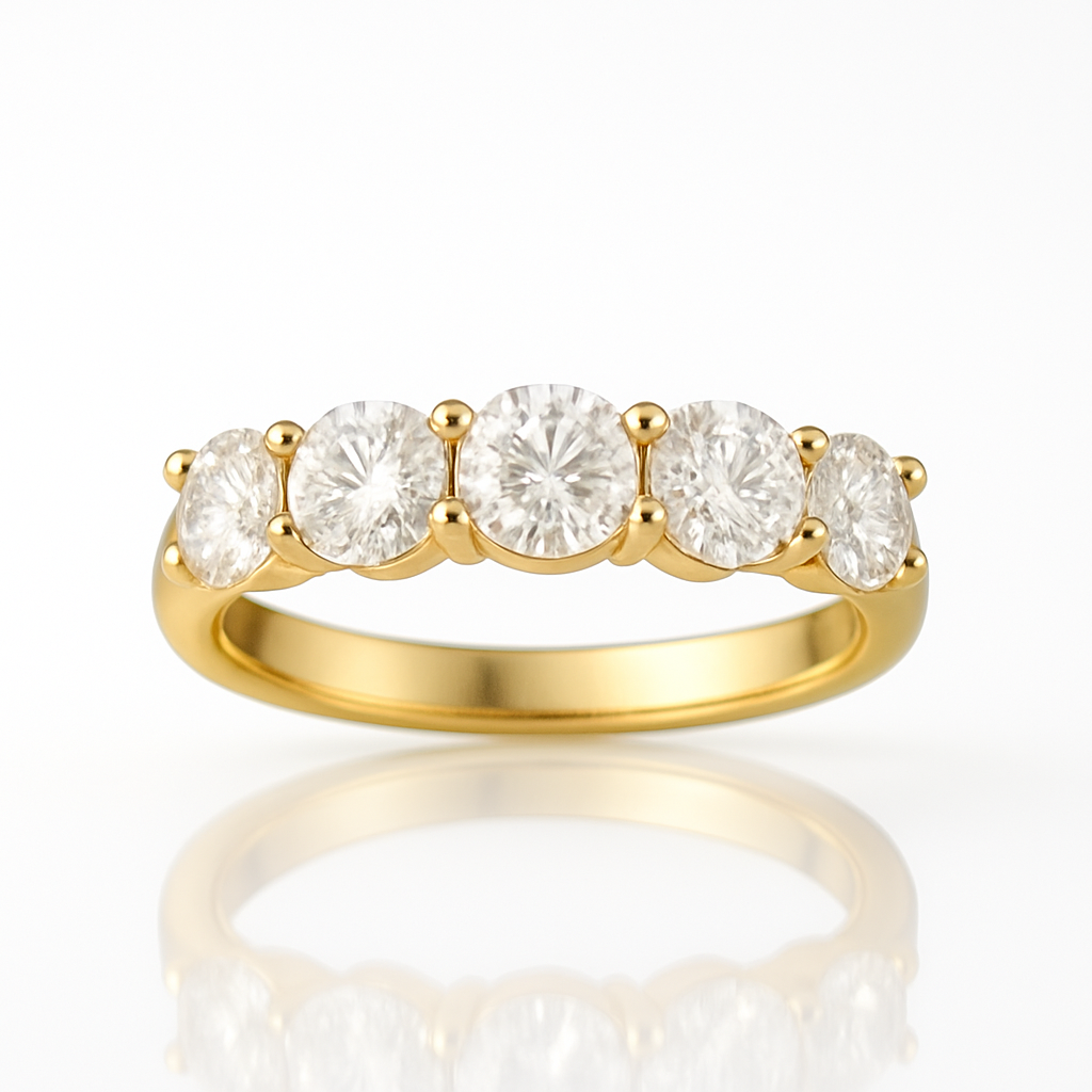 Meia Aliança em Ouro Amarelo 18k com Moissanites - Yuna Joias