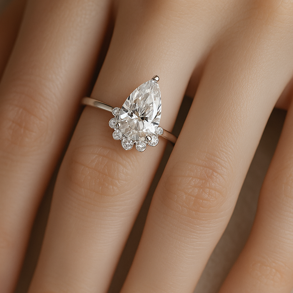 Anel de Noivado com Moissanite Pêra 4 Quilates em Prata 925 com Detalhe Floral com Certificado GRA - Yuna Joias