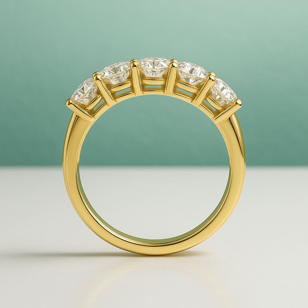 Meia Aliança em Ouro Amarelo 18k com Moissanites - Yuna Joias