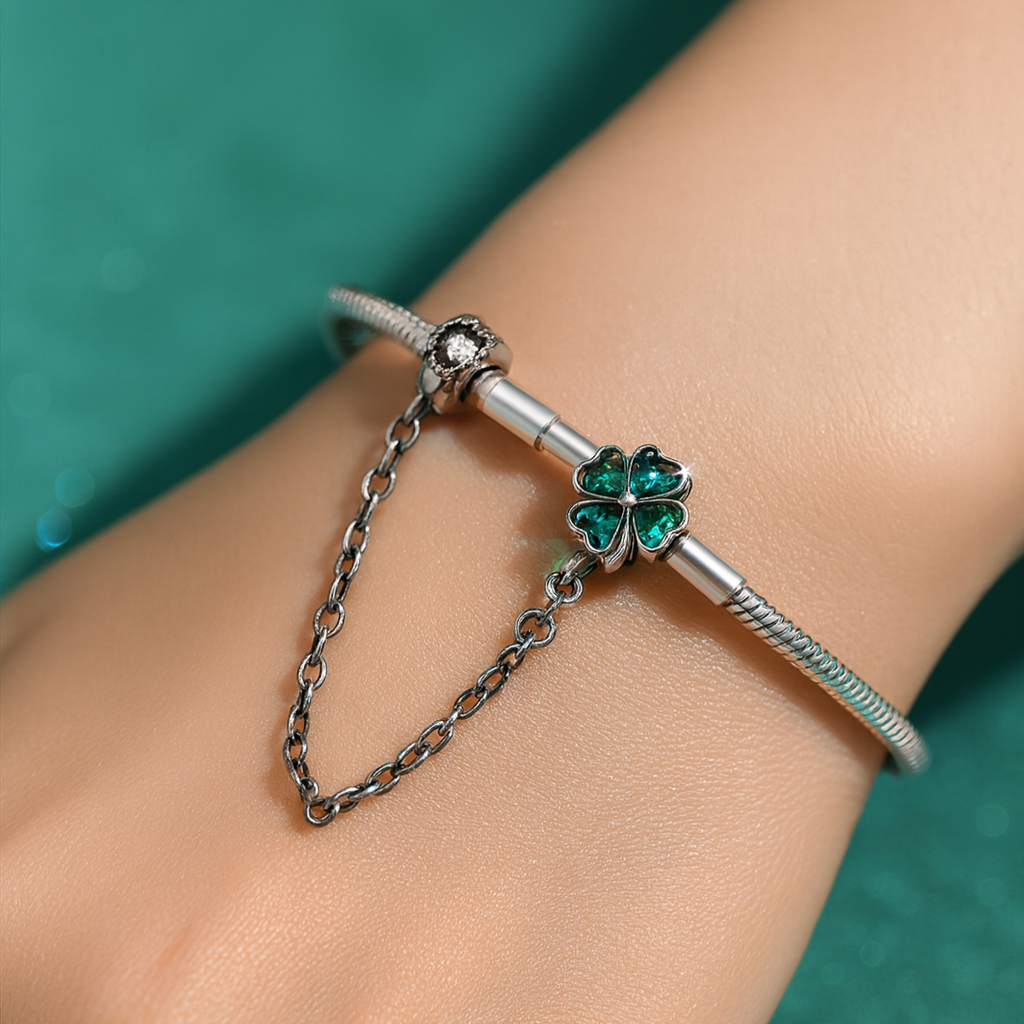 Pulseira de Berloque em Prata 925 com Trava de Segurança + Ganhe 3 Berloques Exclusivos e Brinde Surpresa