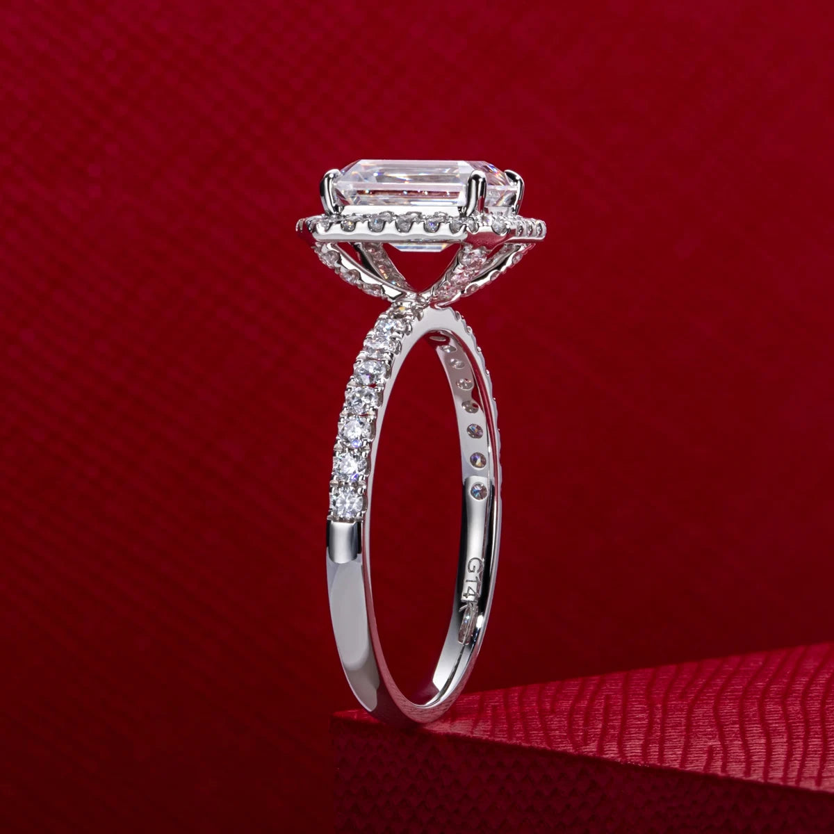 Anel de Noivado em Ouro Branco 14K com Moissanite Corte Esmeralda de 2 Quilates – Yuna Joias