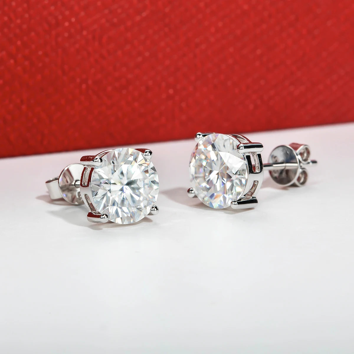 Brincos Solitários em Ouro Branco 14K com Moissanite de 4 Quilates Totais – Certificado GRA, Cor D, Brilho Excepcional - Yuna Joias