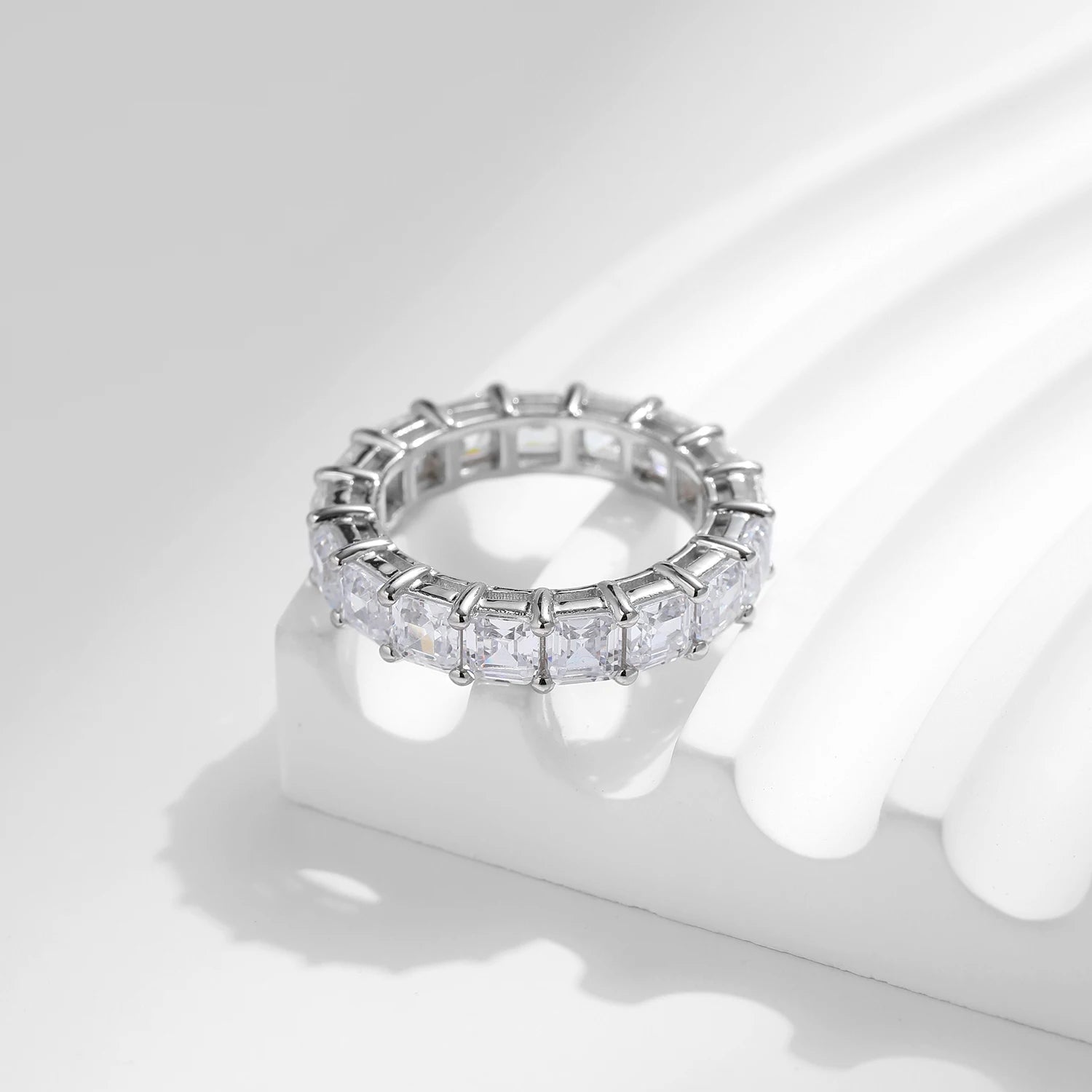 Anel Solitário Feminino Quadrado com Zircônia Corte Esmeralda - Joia Luxuosa em Prata 925 - Yuna Joias