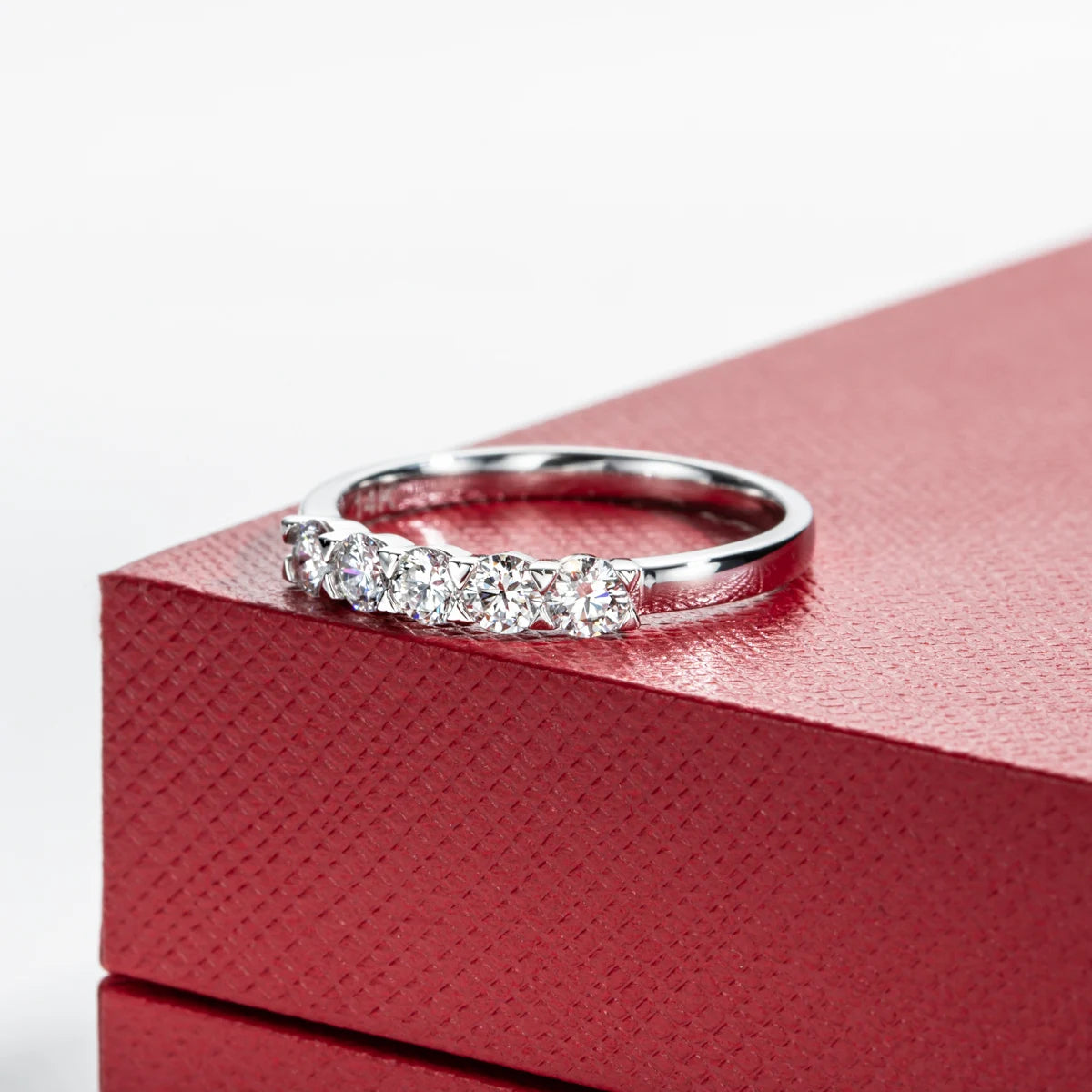 Meia Aliança - Anel de Noivado em Ouro Branco 14K com Diamante Cultivado em Laboratório – Certificado IGI, Cor D, Pureza VVS2, Lapidação Excelente (0.50ct) - Yuna Joias