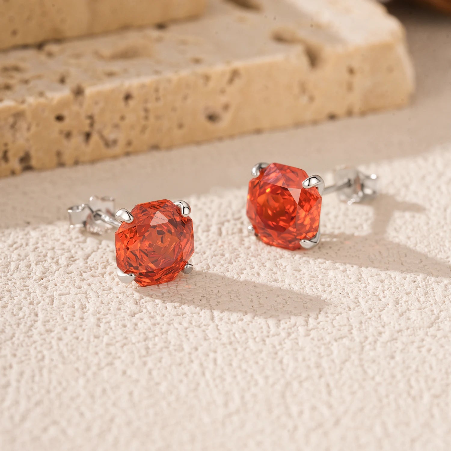 Brinco Solitário Octagonal com Zircônia Vermelha - Joia Romântica em Prata 925 - Yuna Joias