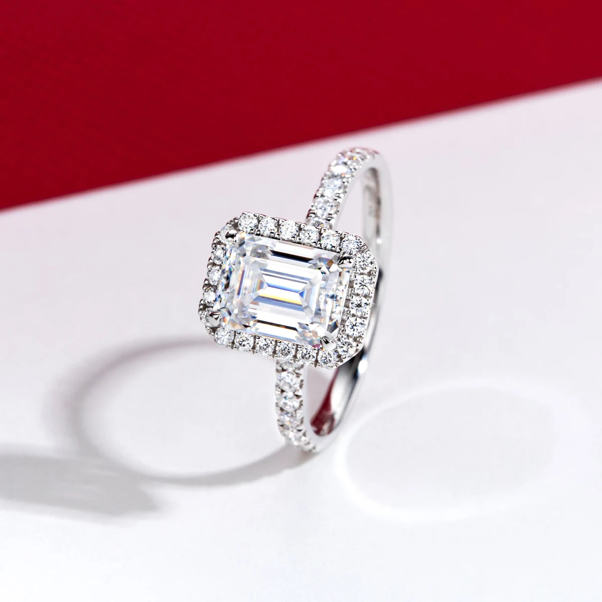 Anel de Noivado em Ouro Branco 14K com Moissanite Corte Esmeralda de 2 Quilates – Yuna Joias