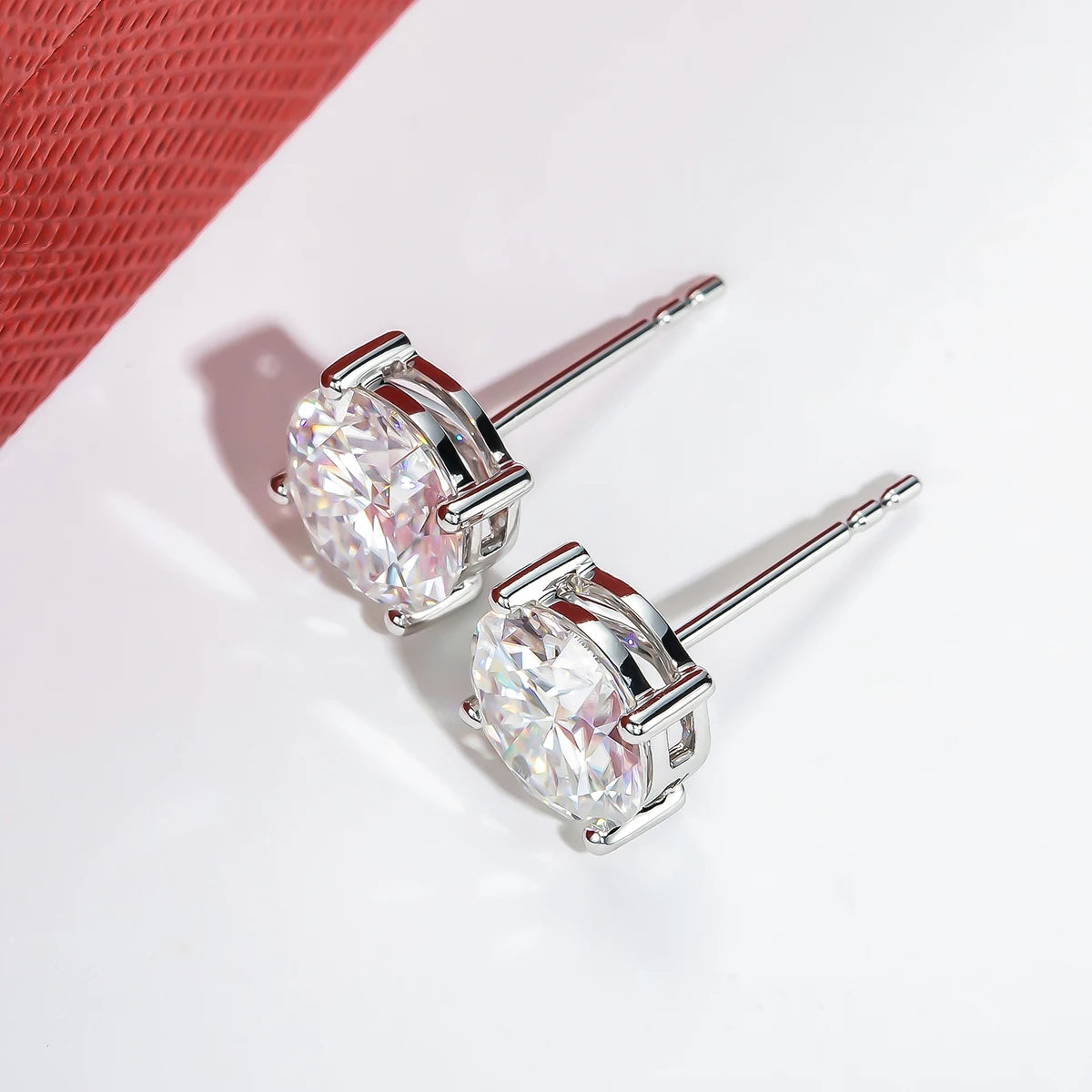 Brincos Solitários em Ouro Branco 14K com Moissanite de 4 Quilates Totais – Certificado GRA, Cor D, Brilho Excepcional - Yuna Joias