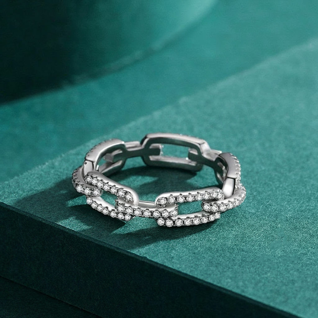 Anel Corrente Feminino com Zircônias Cravejadas - Joia Moderna em Prata 925 para Empilhar - Yuna Joias