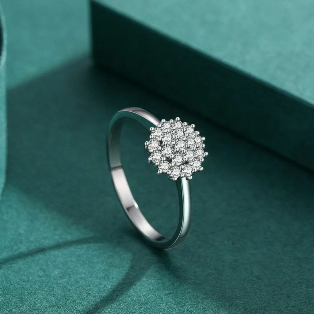 Anel Feminino Marquise com Zircônias Cravejadas - Joia Luxuosa em Prata 925 para Noivado - Yuna Joias