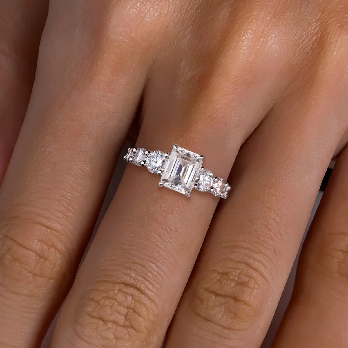 Anel Amara com Moissanite Esmeralda 3,0ct em Prata 925 e Detalhes em Ouro 18k - Yuna Joias - Yuna Joias