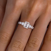 Anel Amara com Moissanite Esmeralda 3,0ct em Prata 925 e Detalhes em Ouro 18k - Yuna Joias - Yuna Joias