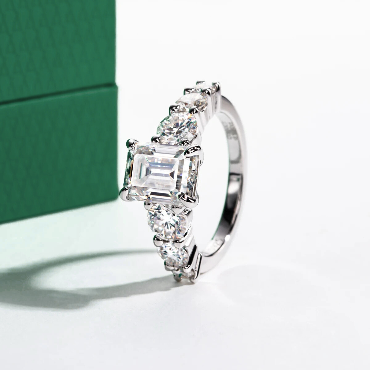 Anel Amara com Moissanite Esmeralda 3,0ct em Prata 925 e Detalhes em Ouro 18k - Yuna Joias - Yuna Joias
