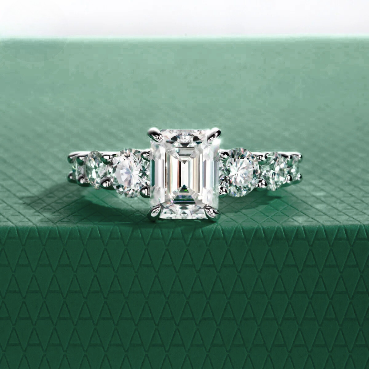 Anel Amara com Moissanite Esmeralda 3,0ct em Prata 925 e Detalhes em Ouro 18k - Yuna Joias - Yuna Joias