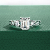 Anel Amara com Moissanite Esmeralda 3,0ct em Prata 925 e Detalhes em Ouro 18k - Yuna Joias - Yuna Joias