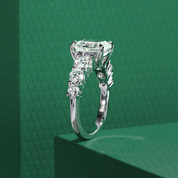 Anel Amara com Moissanite Esmeralda 3,0ct em Prata 925 e Detalhes em Ouro 18k - Yuna Joias - Yuna Joias