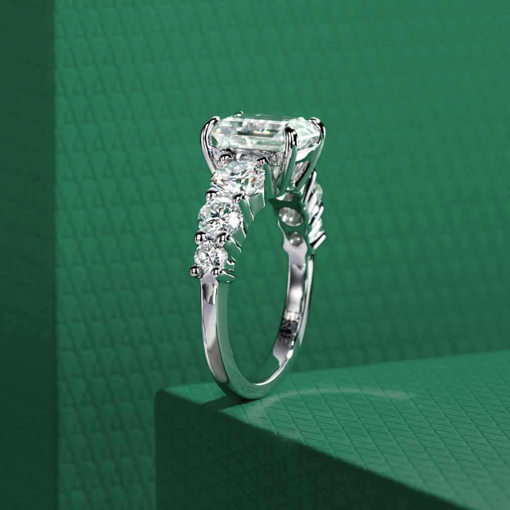 Anel de moissanite com pedra central de 3 quilates e detalhes com moissanites em prata