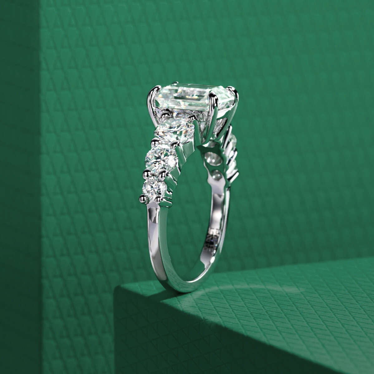 Anel de moissanite com pedra central de 3 quilates e detalhes com moissanites em prata