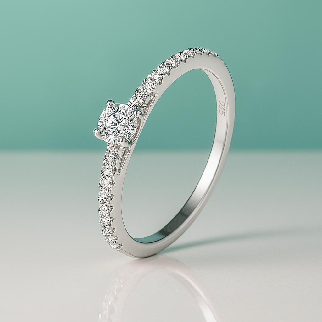 Anel de noivado em prata 925 com moissanite 0,3ct e pedras ao redor, fundo verde