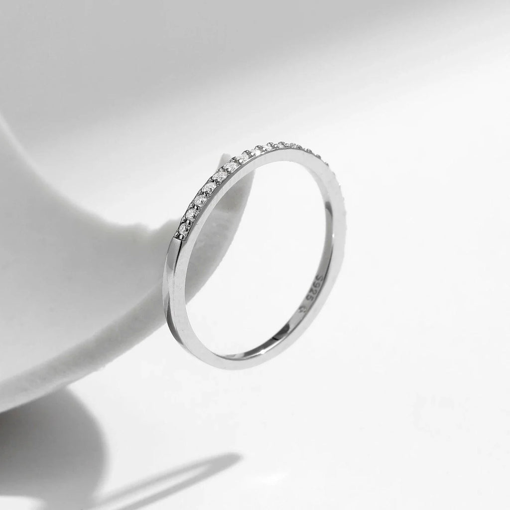 Anel eternity em prata 925 com fileira de pedras brilhantes moissanite em fundo branco