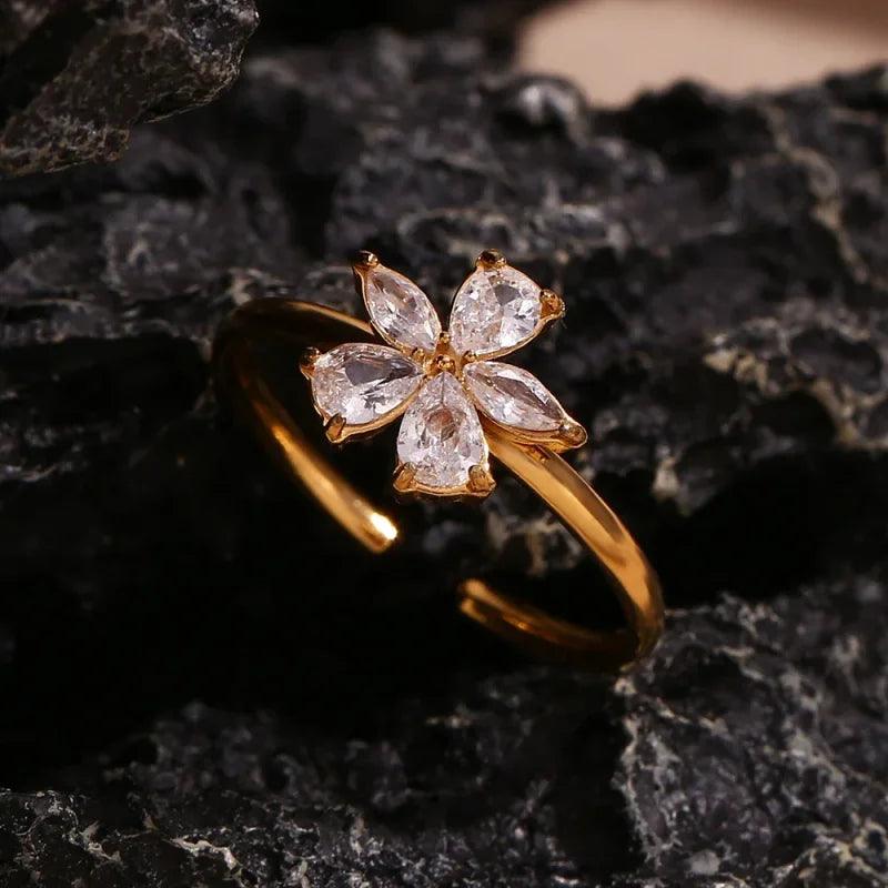 Anel Flor de Zircão Branco em Ouro 18k com Elegância Sublime - Yuna Joias