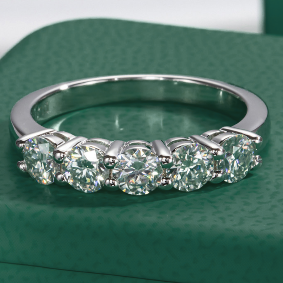 Meia Aliança com 5 Moissanites em Prata 925 com Ouro 18k – Yuna Joias - Yuna Joias