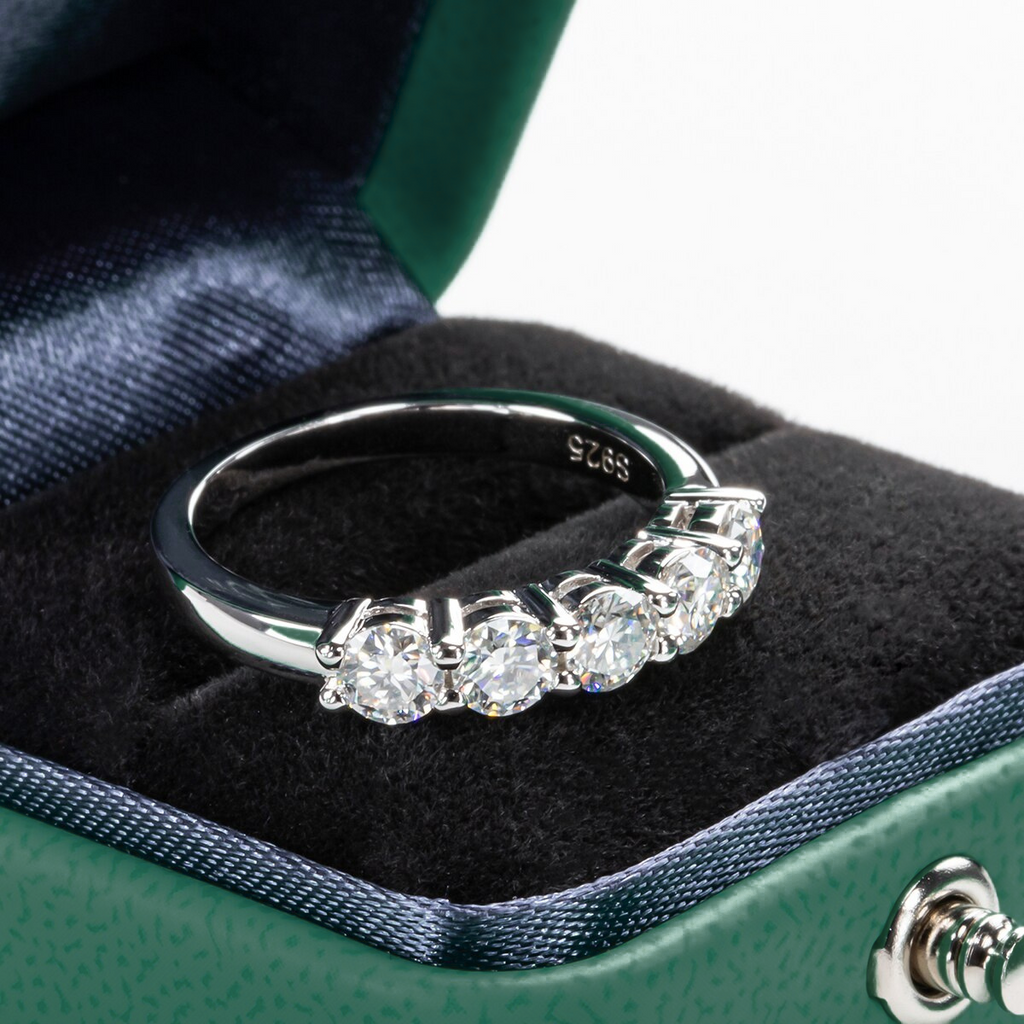 Meia Aliança com 5 Moissanites em Prata 925 com Ouro 18k – Yuna Joias - Yuna Joias