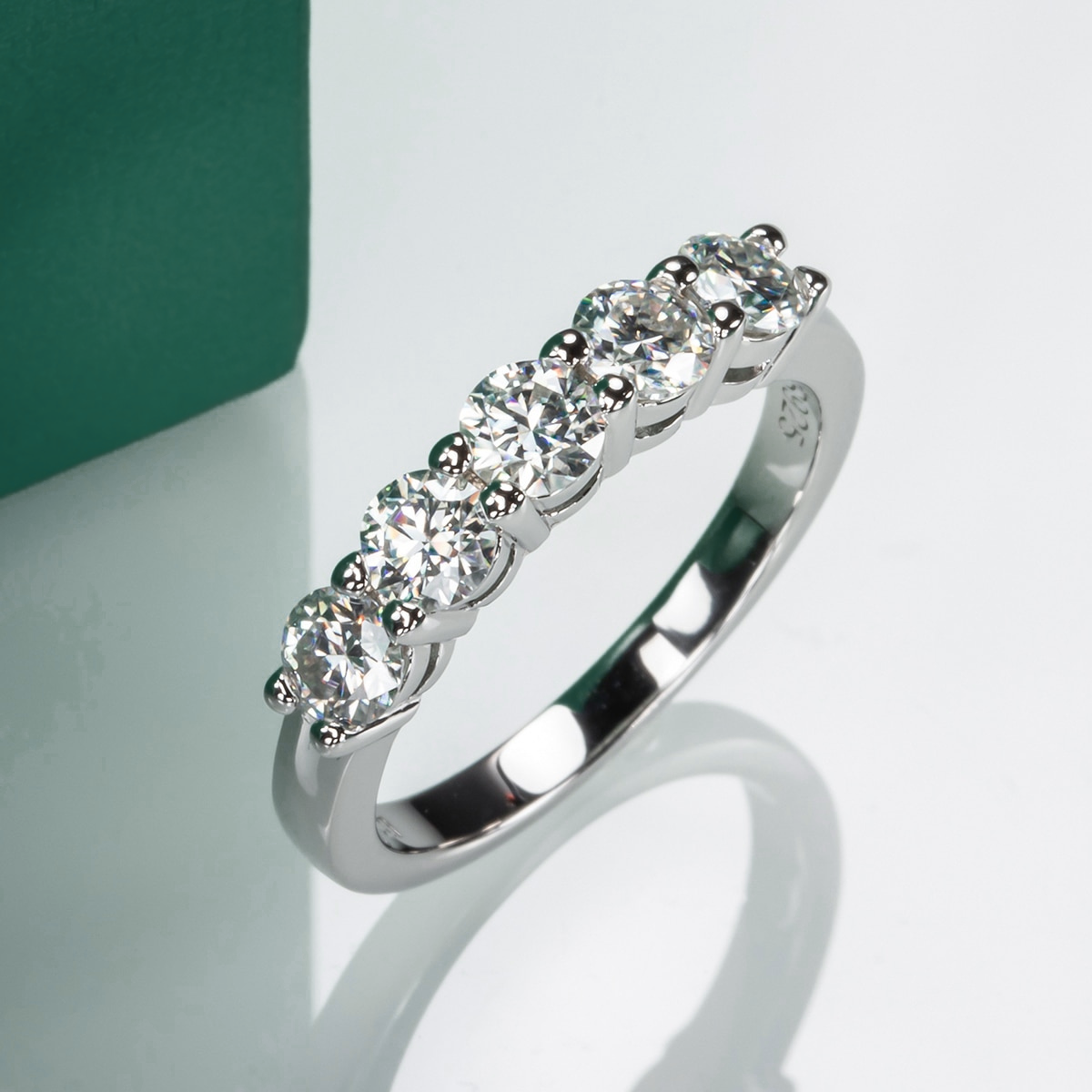 Meia Aliança com 5 Moissanites em Prata 925 com Ouro 18k – Yuna Joias - Yuna Joias