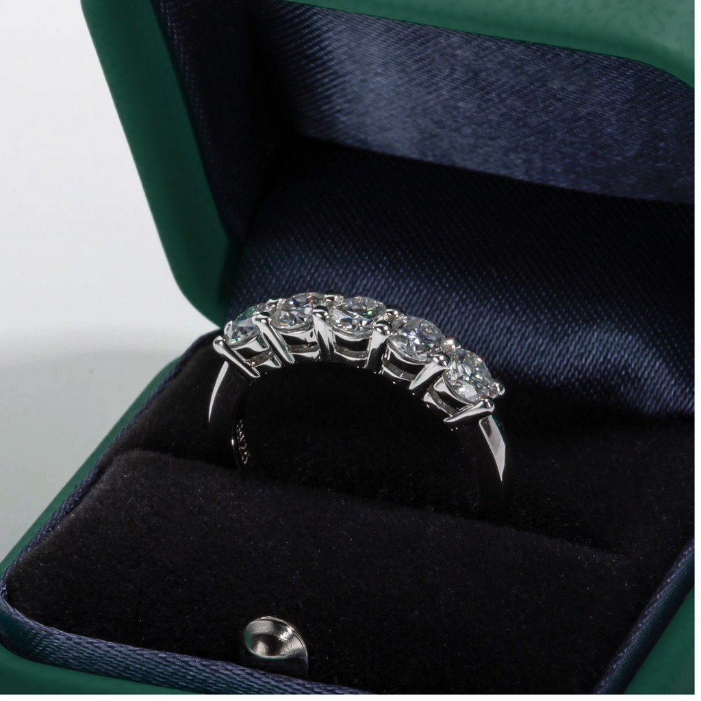 Meia Aliança com 5 Moissanites em Prata 925 com Ouro 18k – Yuna Joias - Yuna Joias