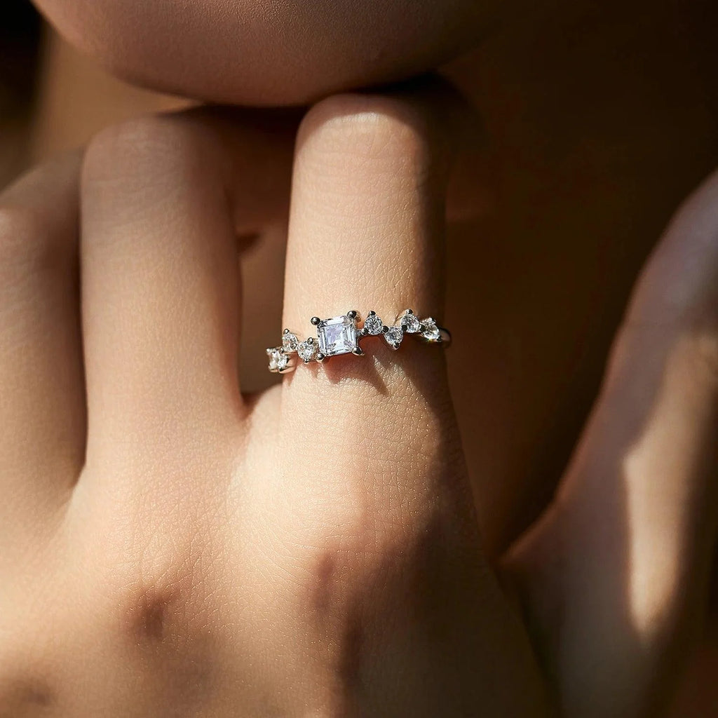 Anel de noivado em prata 925 com pedra quadrada cintilante e pequenos diamantes