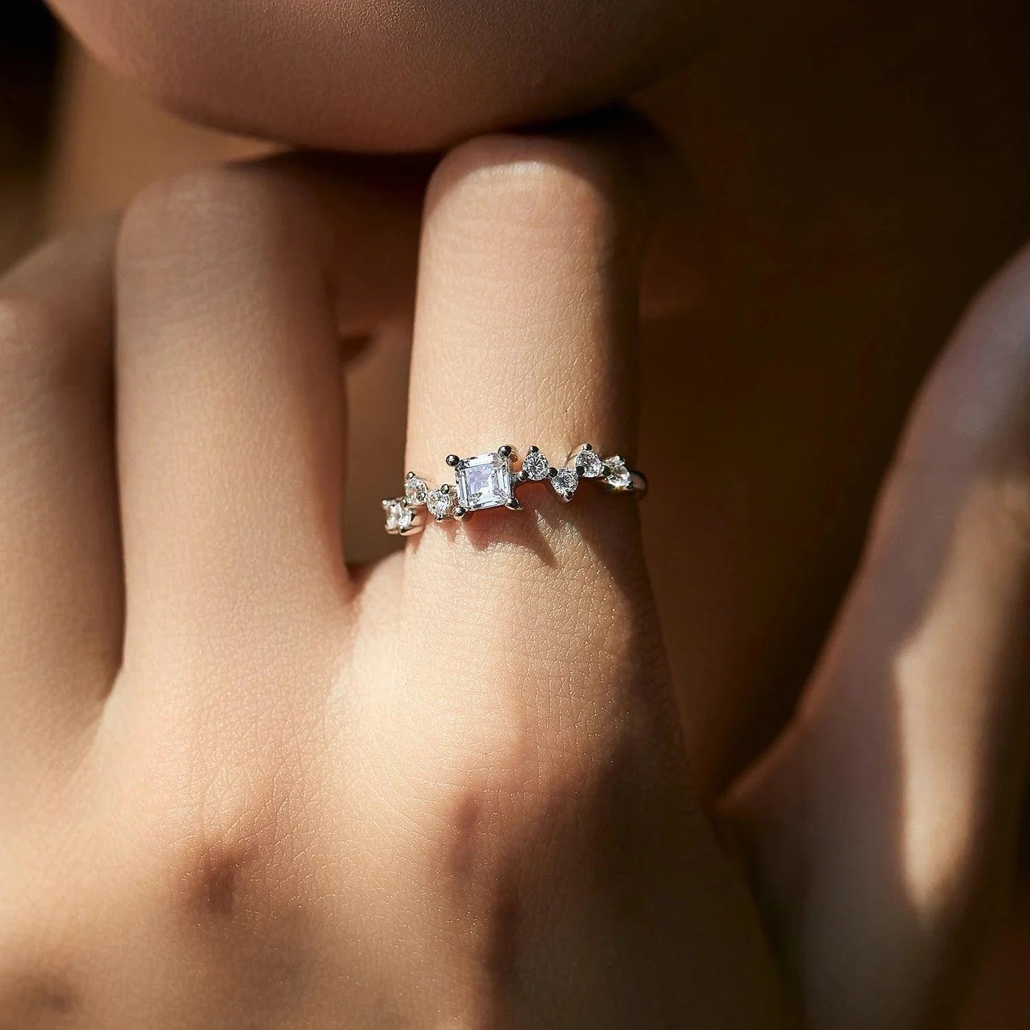 Anel de noivado em prata 925 com pedra quadrada cintilante e pequenos diamantes