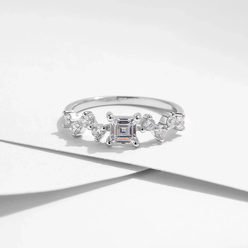 Anel de noivado prata 925 com pedra quadrada central e detalhes cintilantes