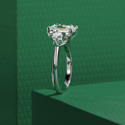 Anel de Moissanite com Lapidação Esmeralda 4 Quilates – Prata 925 com Ouro 18k, Moissanites Laterais em Lapidação Pera, Certificado GRA - Yuna Joias - Yuna Joias