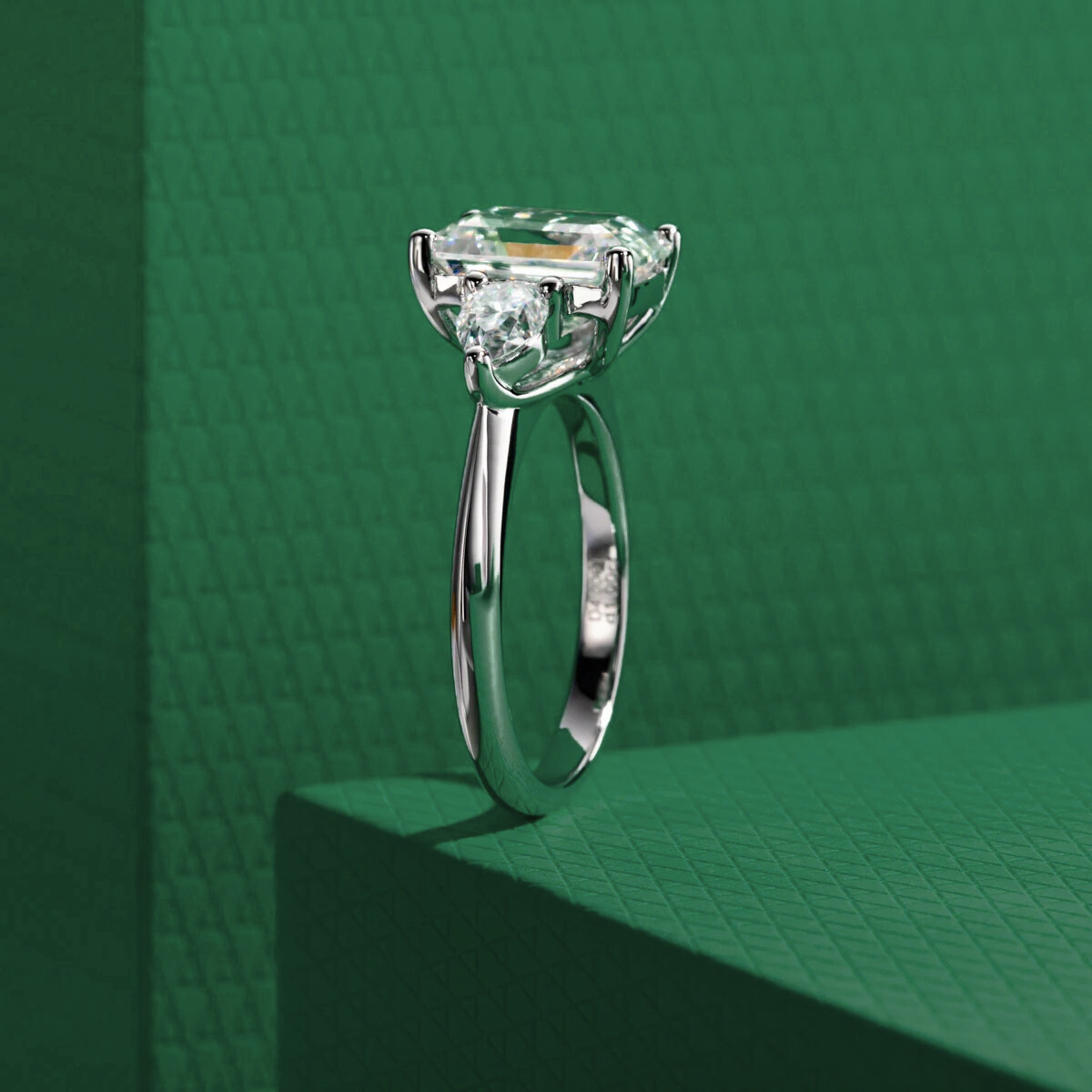 Anel Solitário com Lapidação Esmeralda e Moissanite Central de 4 Quilates - Anel Solitário