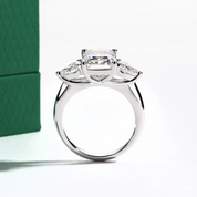 Anel de Moissanite com Lapidação Esmeralda 4 Quilates – Prata 925 com Ouro 18k, Moissanites Laterais em Lapidação Pera, Certificado GRA - Yuna Joias - Yuna Joias
