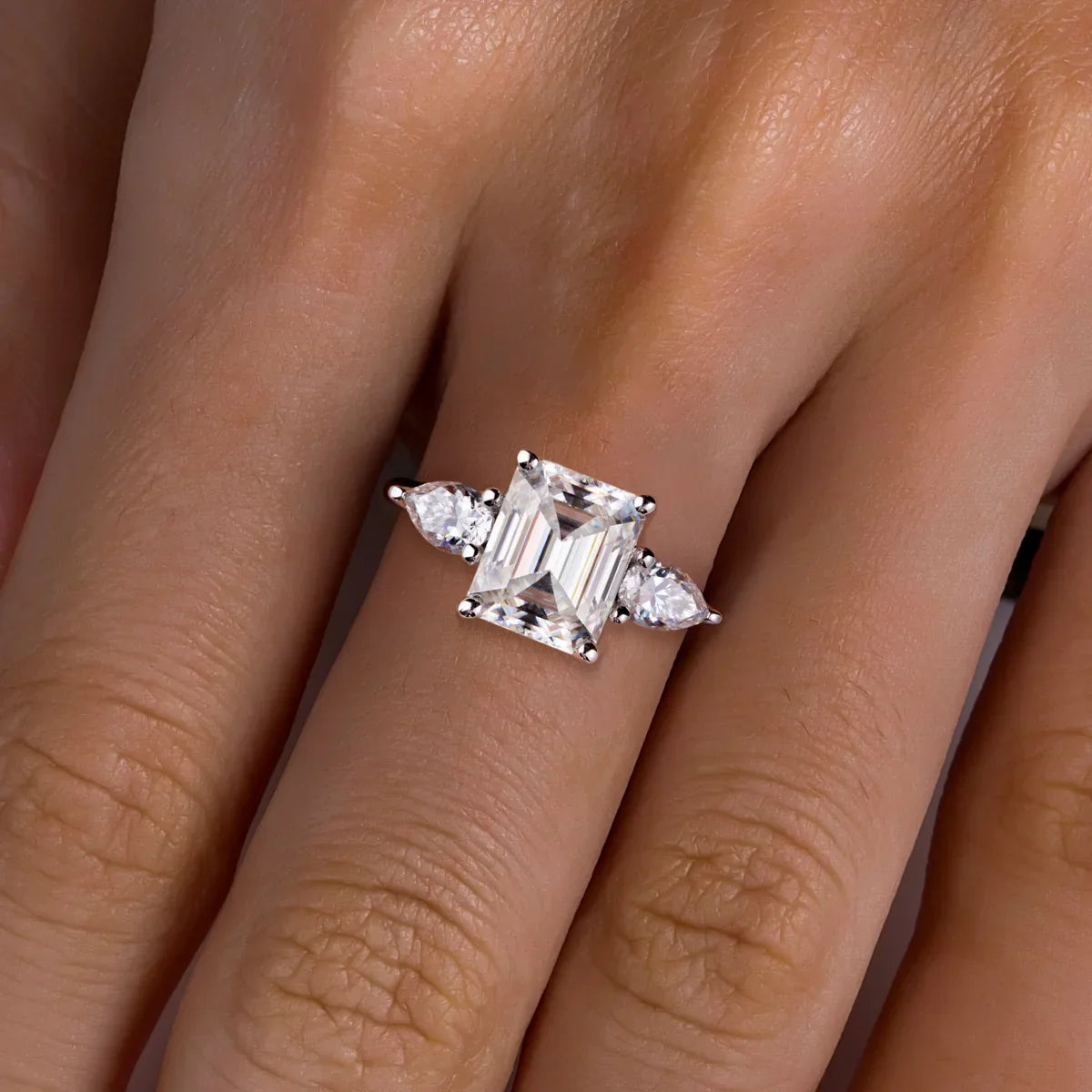 Anel de Moissanite com Lapidação Esmeralda 4 Quilates – Prata 925 com Ouro 18k, Moissanites Laterais em Lapidação Pera, Certificado GRA - Yuna Joias - Yuna Joias